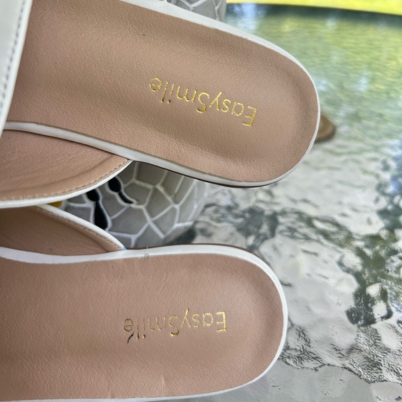 Easy Smile- White Mules with Gold Chain Size 7 - Picture 5 of 9